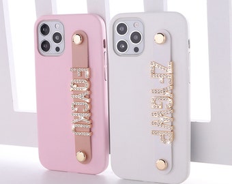 Personnalisé PU Leather Phone Case Diamond Metal Name Holding Strap pour iPhone 14 Pro Max 13 Mini Pro Promax 11 12 XR XS Max Se 7 8 plus