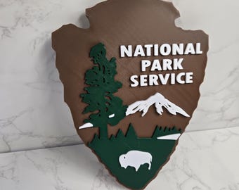 Señal de punta de flecha del Servicio de Parques Nacionales / Emblema del NPS impreso en 3D / Decoración personalizada para exteriores y entusiastas de los parques nacionales