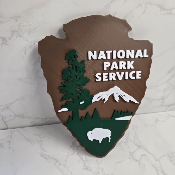 National Park Service Pfeilspitze | 3D gedrucktes NPS Emblem | Individuell angefertigte Wildnis Dekoration für Outdoor & Nationalpark Enthusiasten