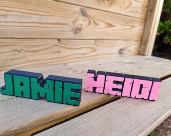 Placa de identificação de jogo estilo pixel personalizada – Design em blocos personalizado com seu nome e escolha de cor de fonte, perfeita para jogadores, acessório de mesa