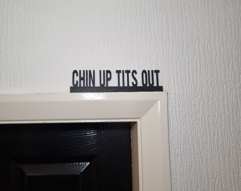 Chin Up Titans Out Door topper, plankdecor, wanddecor, eigenzinnig interieur, eigenzinnig cadeau, deurdecoratie