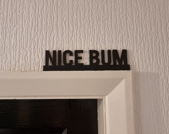 NICE BUM Deurtopper, plankdecor, wanddecor, eigenzinnig interieur, eigenzinnig cadeau, deurdecoratie
