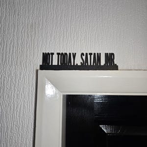 Nicht heute, Satan Jnr. Türdekoration, Regaldekor, Wanddekoration, originelles Wohndekor, originelles Geschenk, Türdekoration