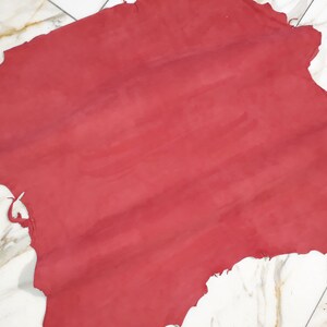 LEATHER TIP E70951-DA、革端材、革皮1枚、ストロベリーレッドベロア