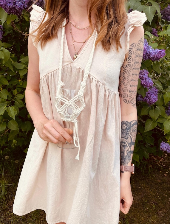 Weinglashalter Makramee zum Umhängen | mit Name personalisierbar | Geschenk Weinliebhaber | Boho Accessoire Weinwanderung | JGA Outfit Idee