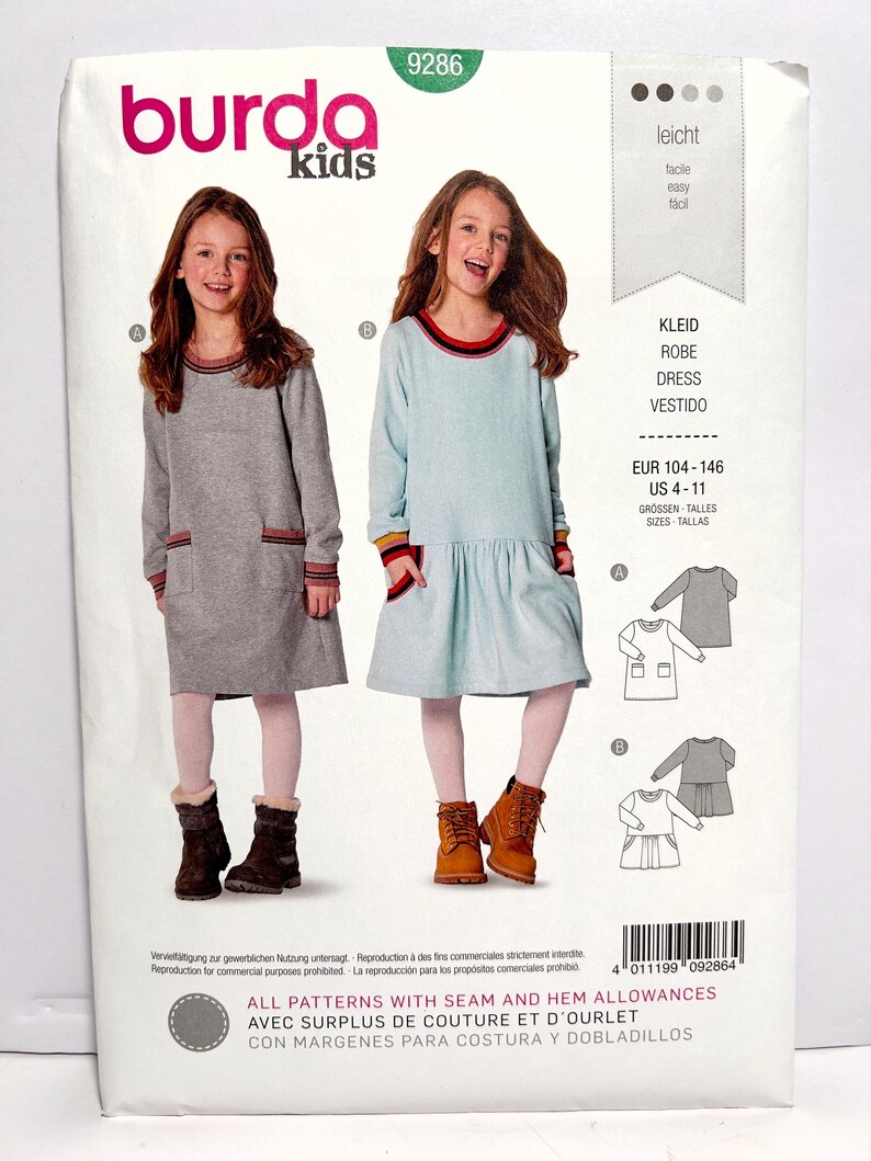 Pode incluir: Um padr&atilde;o de costura Burda Kids com duas meninas modelando vestidos. O padr&atilde;o inclui designs de vestidos com mangas compridas, bolsos e bainha com babados. O texto no padr&atilde;o diz "KLEID, ROBE, DRESS, VESTIDO" e "EUR 104-146, US 4-11".