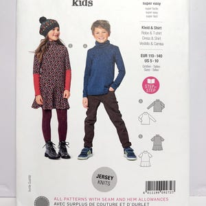 Pode incluir: Um pacote de padr&otilde;es de costura com o log&oacute;tipo "burda kids", mostrando duas crian&ccedil;as a modelar roupa. O pacote inclui o texto "Jersey Knits". O padr&atilde;o &eacute; para um vestido e uma camisa, com tamanhos EUR 110-140 e US 5-10.