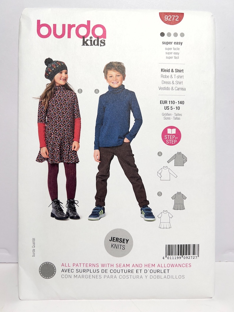 Pode incluir: Um pacote de padr&otilde;es de costura com o log&oacute;tipo "burda kids", mostrando duas crian&ccedil;as a modelar roupa. O pacote inclui o texto "Jersey Knits". O padr&atilde;o &eacute; para um vestido e uma camisa, com tamanhos EUR 110-140 e US 5-10.