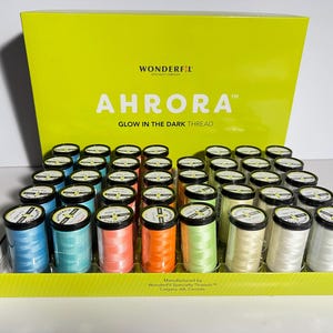 Wonderfil AHRORA Glow in Dark 40 wt polyester 200 yard tråd och "Rinse n Gone"