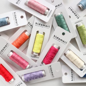 Hilo Cosmo / Hidamari NUEVOS COLORES – Rollo de 30 m, Colección de 60 colores, Algodón, Hecho en Japón