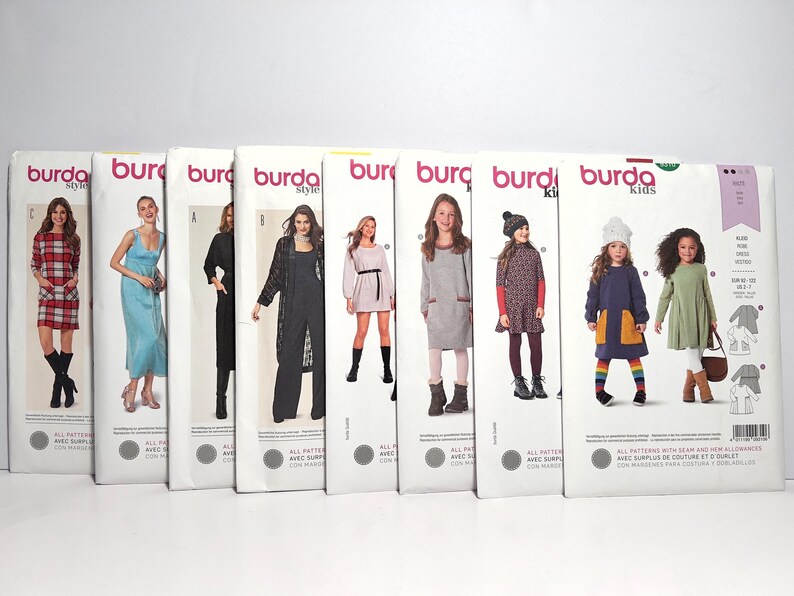 Pode incluir: Uma cole&ccedil;&atilde;o de pacotes de padr&otilde;es de costura Burda Style e Burda Kids. Os pacotes apresentam imagens de vestidos, macac&otilde;es e outras pe&ccedil;as de vestu&aacute;rio. Os pacotes s&atilde;o brancos com o log&oacute;tipo e texto Burda.