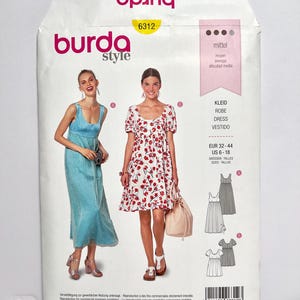 Pode incluir: Um pacote de padr&atilde;o de costura Burda Style branco com imagens de vestidos. O logotipo Burda Style e as informa&ccedil;&otilde;es do produto s&atilde;o vis&iacute;veis. Os vestidos s&atilde;o ilustrados. Tamanhos EUR 32-44 e US 6-18.
