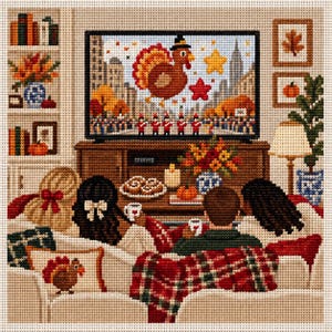 Könnte beinhalten: Ein Kreuzstichmuster, das vier Personen auf einem Sofa zeigt, die einen Fernsehbildschirm betrachten, auf dem eine Thanksgiving-Parade mit einem großen Truthahnballon, Stadtgebäuden und einer Blaskapelle zu sehen ist, mit Regal und Dekor.