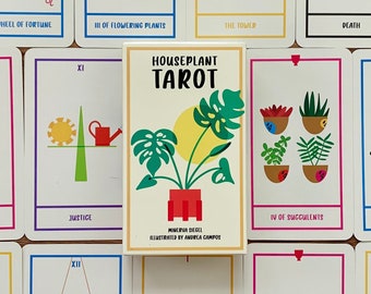 以下が含まれることがあります： さまざまな鉢植えの植物が描かれた、ハウスプラントタロットカードのデッキです。カードはカラフルで、多肉植物、サボテン、開花植物など、さまざまな種類の植物が描かれています。デッキのタイトルは「ハウスプラントタロット」で、カードの名前には「運命の輪」、「正義」、「吊られた男」などがあります。