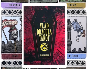 Könnte beinhalten: Ein Tarot-Deck mit einem roten und schwarzen Sargdesign. Das Deck heißt "Vlad Dracula Tarot" und zeigt ein Drachenlogo. Die Karten sind mit Szenen aus dem Leben von Vlad Dracula illustriert.
