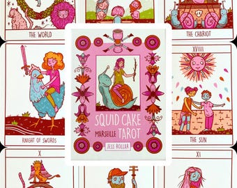 Puede incluir: Un conjunto de cartas de tarot ilustradas con personajes y símbolos caprichosos en una paleta de colores vibrantes. La carta central dice "SQUID CAKE MARSEILLE TAROT" de Jess Rollar. Cada carta muestra ilustraciones únicas con títulos como "El Mundo" y "El Carro".