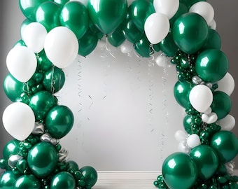 Guirnalda de eucalipto verde esmeralda de globos de presentación de cumpleaños esmeralda, blanco y plateado. Fiesta sorpresa de 109 piezas.