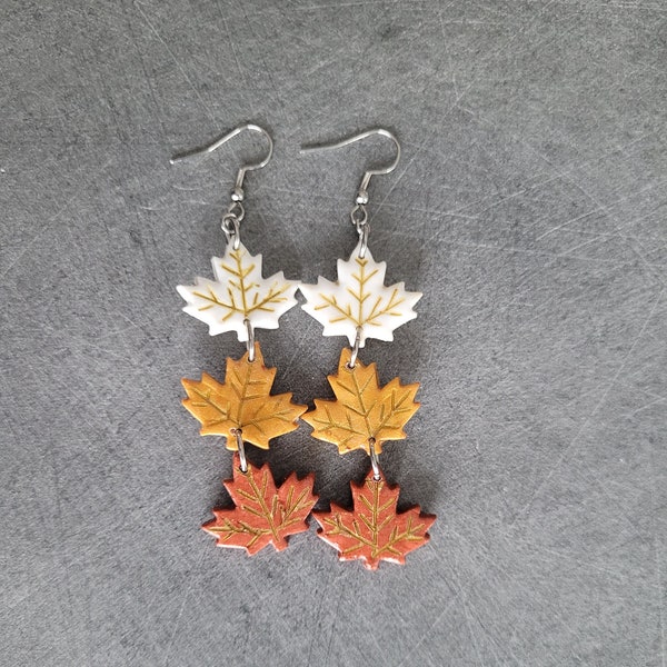 Boucles d'oreilles pendantes feuilles d'automne, blanc or marron, argile polymère, cadeau, fait mains, fimo, Halloween