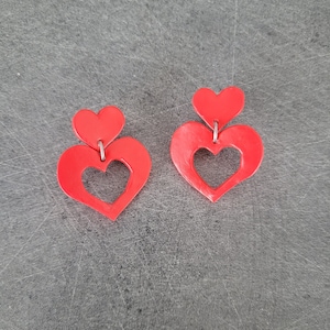 Doppelte rote Herzohrringe, Ohrstecker für sie, Valentinstagsgeschenk, Ohrringe aus Fimo