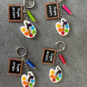 Porte-clés Super ATSEM – Cadeau fin d’année scolaire coloré et original – Palette de peinture miniature & crayon – Fait main