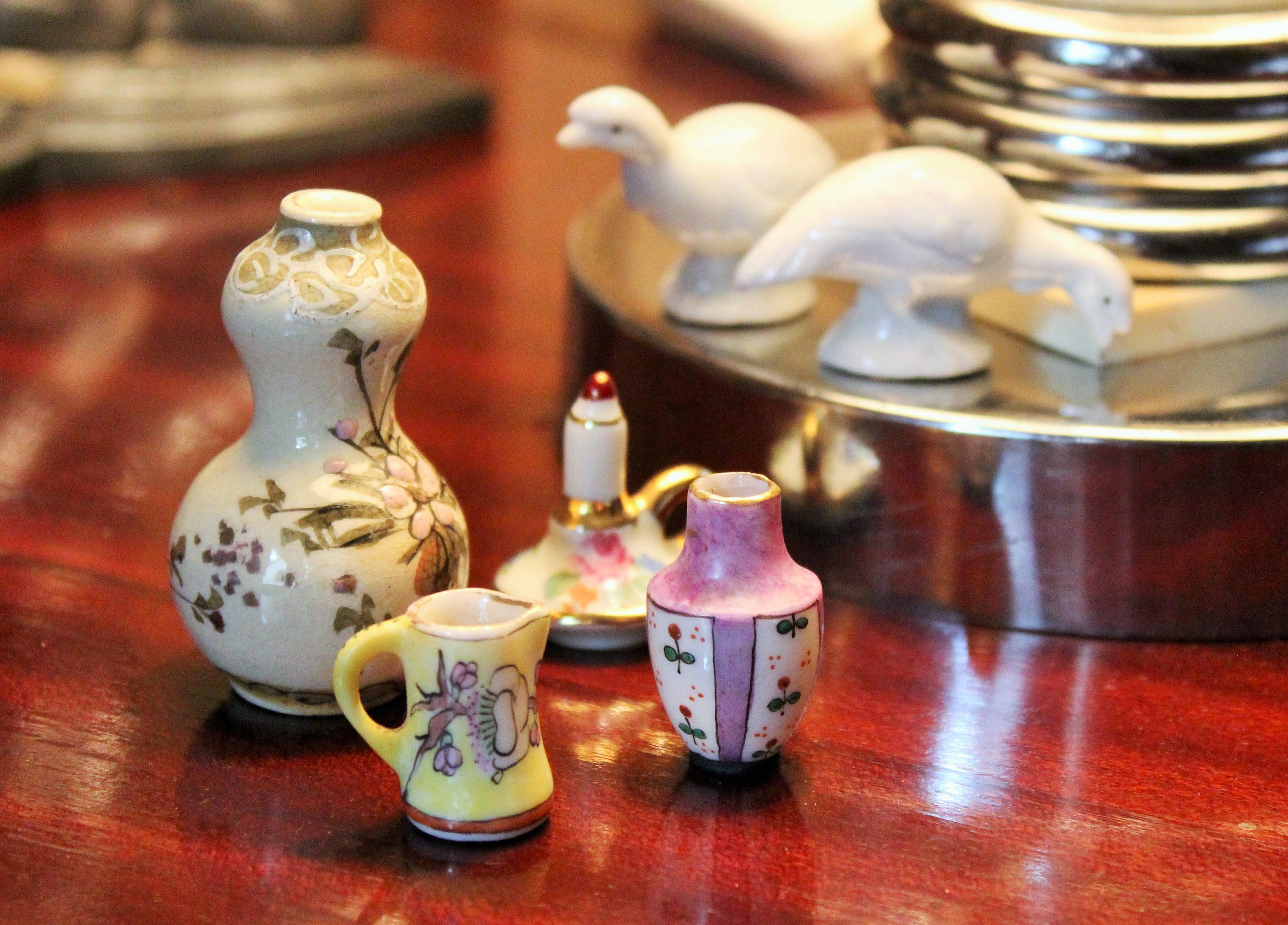 Lot d'objets de Vitrine Vintage, Minis Vases, Mini Chope, Chandelier, Couple Oiseaux, Porcelaine