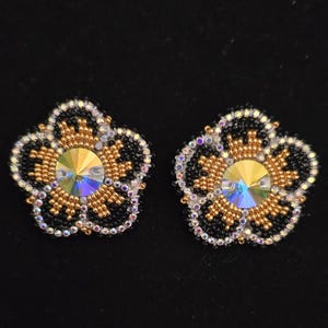 Brincos artesanais Akwesasne Mohawk com miçangas florais | Joias artesanais indígenas | Brincos marcantes e brilhantes