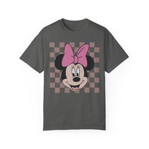 Women's Neutral Minnie Mouse Vintage Checker Trendy Design Unisex Fit Garment-Dyed T-shirt In The Color Pepper afbeelding 2