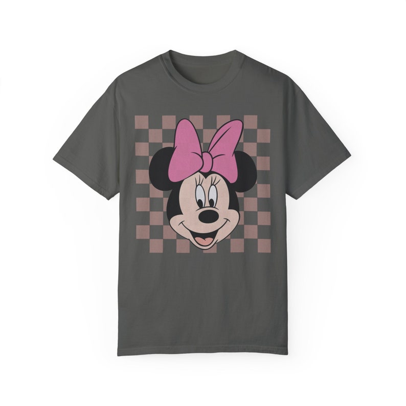 Women's Neutral Minnie Mouse Vintage Checker Trendy Design Unisex Fit Garment-Dyed T-shirt In The Color Pepper afbeelding 2