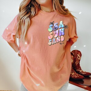 Women&#39;s &quot;Sea Sand Sun&quot; Unisex Fit Garment-Dyed Terracotta T-shirt, Corner Logo Shirt, Cute Summer Vacation, Tie Dye, Beach, Surf, Vacay Mode
