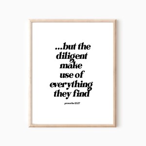 Puede incluir: Una impresión de arte de pared imprimible en blanco y negro con una cita de Proverbios 12:27: "...pero los diligentes hacen uso de todo lo que encuentran."