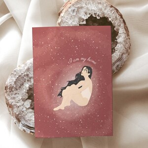 Cita "Soy mi hogar" / Tarjeta A6 de afirmación positiva / Arte de mujer con amor propio / Impresión de ilustración / Decoración de habitación de meditación celestial / Consciente, espiritual