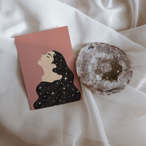 Fille étoilée| Carte postale illustrée| Illustration de femme | Décoration sorcière| Art spirituel| Carte de pleine conscience| Carte postale A6| Etoiles