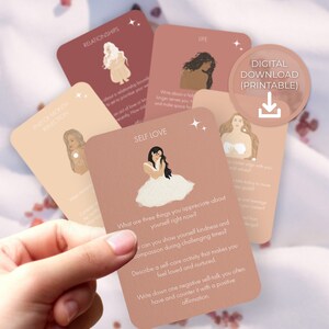Puede incluir: Un conjunto de tarjetas de afirmación de amor propio imprimibles con ilustraciones de mujeres. Las tarjetas son de color rosa y melocotón con estrellas doradas. El texto en las tarjetas incluye "Amor propio", "¿Cuáles son tres cosas que aprecias de ti mismo en este momento?" y "¿Puedes mostrarte amabilidad y compasión en tiempos difíciles?"