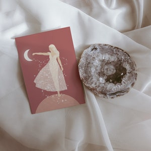 Déesse de la lune| Carte postale illustrée A6 | Illustration de femme | Décoration sorcière| Art spirituel| Art lunaire| Carte de pleine conscience| Etoiles, Céleste, Wicca