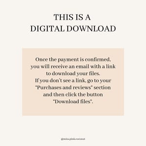 Op de afbeelding: Een beige rechthoek met de tekst "THIS IS A DIGITAL DOWNLOAD" in zwarte tekst. De tekst hieronder legt uit dat zodra de betaling is bevestigd, een link om de bestanden te downloaden per e-mail wordt verzonden. Als er geen link wordt gevonden, kan de koper naar de sectie "Aankopen en beoordelingen" gaan en op de knop "Bestanden downloaden" klikken. De tekst eindigt met de social media handle "@miss.pink.coconut".