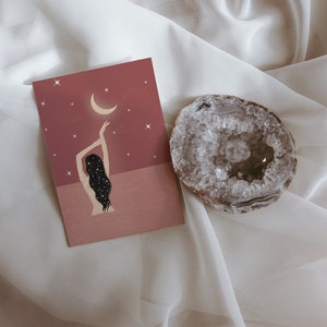 Bain au clair de lune | Carte postale illustrée A6 | Illustration de femme | Décoration sorcière| Art spirituel| Phases de la lune| Carte de pleine conscience| Etoiles, Océan