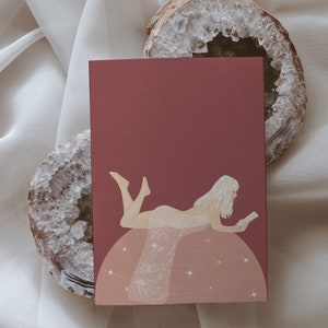 Déesse de la lune| Carte postale illustrée A6 | Illustration de femme | Décoration sorcière| Art spirituel| Carte de pleine conscience| Etoiles, céleste, cadeau pour amoureux des livres