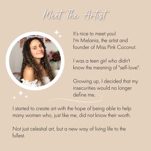 Op de afbeelding: Een vrouw met lang bruin haar glimlacht naar de camera. Ze draagt een wit topje en is omringd door een lichtroze achtergrond. De tekst "Meet The Artist" staat bovenaan de afbeelding. De tekst onder de afbeelding luidt: "It's nice to meet you! I'm Melania, the artist and founder of Miss Pink Coconut. I was a teen girl who didn't know the meaning of "self-love." Growing up, I decided that my insecurities would no longer define me. I started to create art with the hope of being able to help many women who, just like me, did not know their worth. Not just celestial art, but a new way of living life to the fullest."