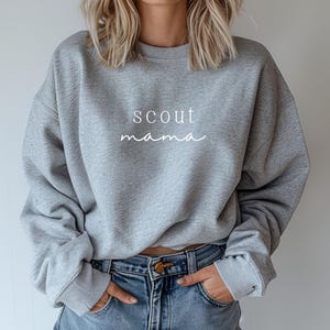 Camiseta de mamá exploradora, mamá de tropa de Girl Scouts, vida de mamá exploradora, sudadera unisex de cuello redondo de polar de estilo suave imagen 2