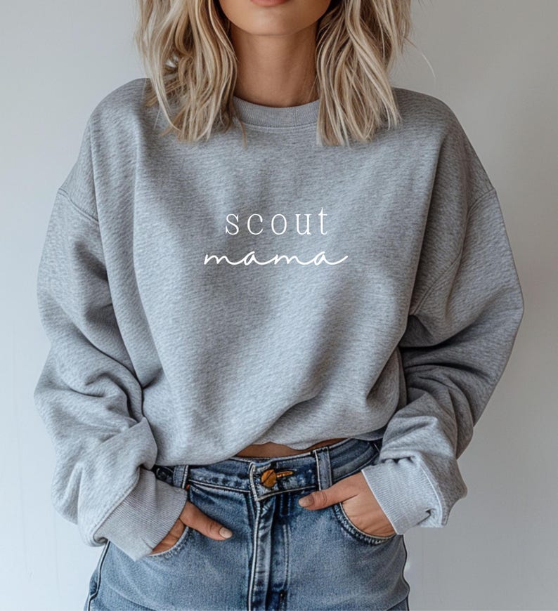 Camiseta de mamá exploradora, mamá de tropa de Girl Scouts, vida de mamá exploradora, sudadera unisex de cuello redondo de polar de estilo suave imagen 2