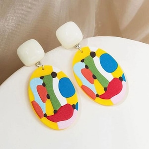 Veelkleurige ovale oorbellen: lichtgewicht handgemaakte sieraden