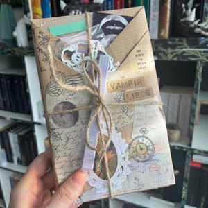 Blind Date mit einem Buch inklusive passender Goodies wie Lesezeichen, Haftnotizen, Sticker und Textmarker - VAMPIR LIEBE