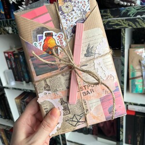 Blind Date mit einem Buch inklusive passender Goodies wie Lesezeichen, Haftnotizen, Sticker und Textmarker - WESTPORT BAR