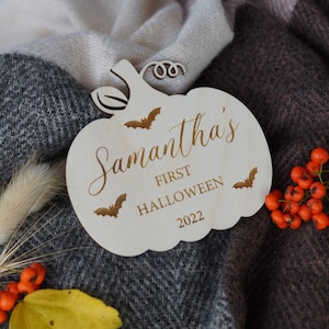 Personalised Engraved Baby&#39;s First Halloween 2025 Name Plaque, Keepsake Decoration, Social Media Photo Prop Disc, Halloween 2025