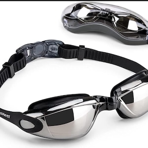 Könnte beinhalten: Schwarze Schwimmbrille mit verspiegelten Gläsern und einem verstellbaren schwarzen Band. Die Schwimmbrille wird mit einem transparenten Kunststoffetui geliefert.