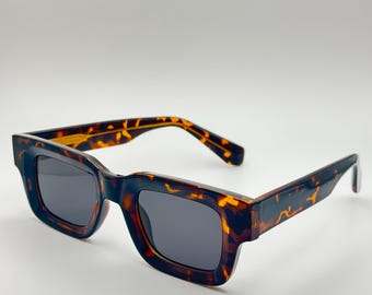 Gafas de sol cuadradas polarizadas: protección UV400, montura de acetato, detalles en oro y plata.
