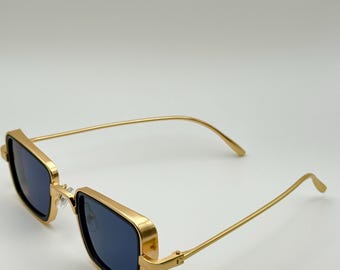 Gafas de sol rectangulares con montura dorada retro: lentes azul oscuro y negro, estuche personalizado