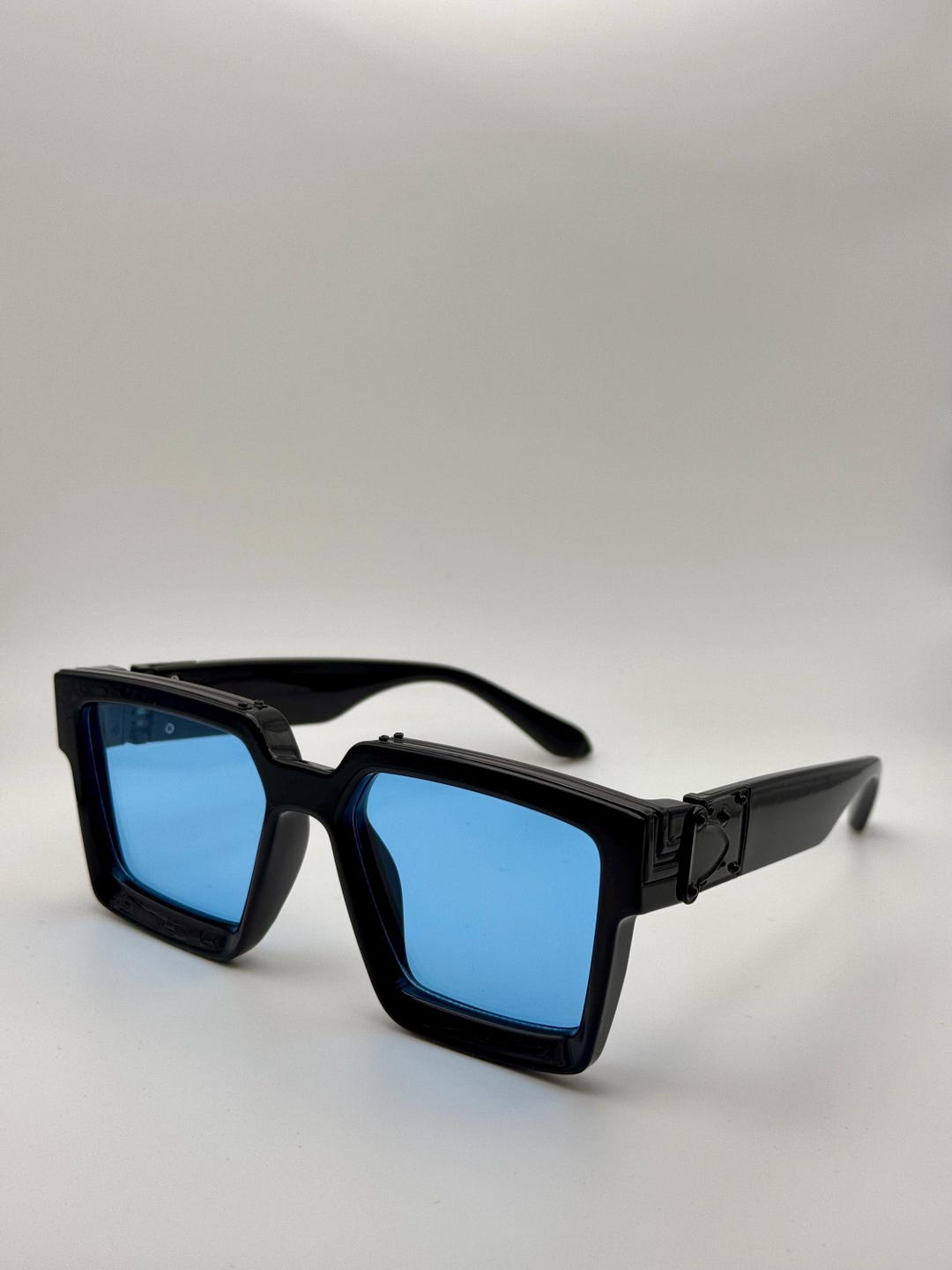 Bold Retro Square Sunglasses | Unisex Oversized Black Frames  display picture 3