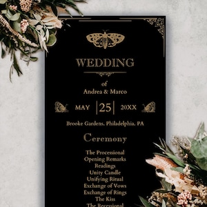 Może przedstawiać: Czarna karta z programem ślubu ze złotym tekstem i ilustracjami ciem. Tekst brzmi: Wedding of Andrea & Marco, May 25 20XX, Brooke Gardens, Philadelphia, PA, oraz lista punktów ceremonii, w tym The Processional i The Recessional.