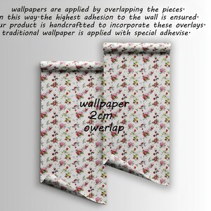 K&ouml;nnte beinhalten: Zwei Rollen Tapete mit floralem Muster, wei&szlig;em Hintergrund und einem Muster aus rosa und roten Rosen. Der Text auf dem Bild lautet "Tapete 2cm &Uuml;berlappung". Die Tapete wird durch &Uuml;berlappen der Teile angebracht.